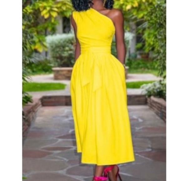 Dresses & Skirts - Yellow dress with pocket details and belt